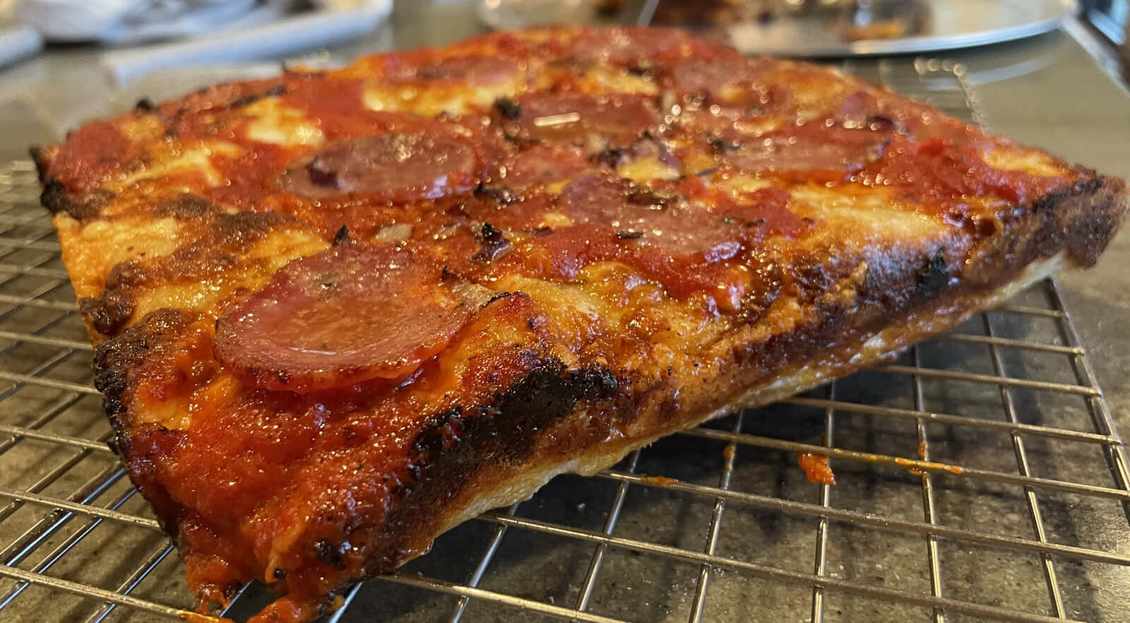 Detroit-style pizza - Wikipedia